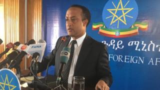 አቶ መለስ ዓለም የውጭ ጉዳይ ሚኒስቴር ቃል አቀባይ ጋዜጣኢ መግለጫ እየሰጡ