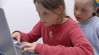 Дети, использующие ноутбук