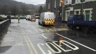 Canol tref Llanrwst mis Rhagfyr