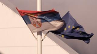 Флаги Сербии и ЕС