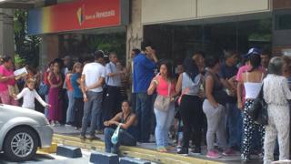 Cola frente al banco