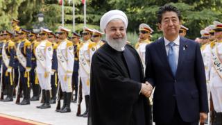 حسن روحانی در کاخ سعدآباد از شینزو آبه استقبال کرد
