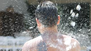 Hombre con una ducha