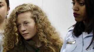 Ahed Tamimi ayaa ka soo muuqatay maxkamad milatari