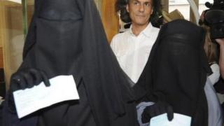 Belgiyalik ayollar burqada yurganlari uchun toʻlagan jarimalarini koʻrsatmoqdalar