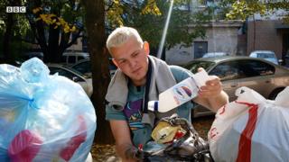 Як художник з Чернівців створює картини зі сміття