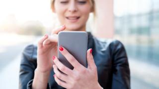 Mujer usando su celular