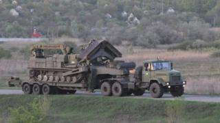 Тягач КрАЗ транспортирует инженерную машину разграждения (ИМР) к месту пожара на арсенале под Балаклеей