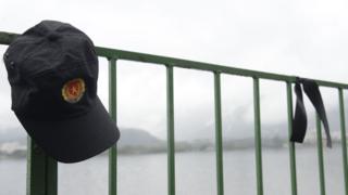 Quepe de um policial militar do Rio Janeiro e fita preta