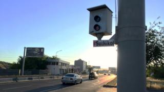 Sürət kameralarının yanından asılan həştəqlərdə "#SutNikol" (#YalançıNikol) yazılıb.