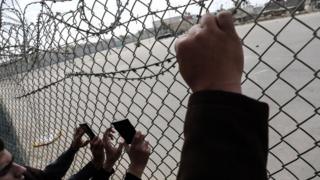 شباب يقف على الحدود بجوازات سفر