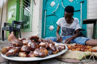 Ein Junge packt am 24. April vor einer Moschee in Abidjan an der Elfenbeinküste ein.