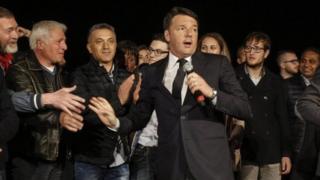 Matteo Renzi ayaa sheegay in loo dhiibay "masuuliyad aan caadi ahayn".