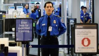 Agente de la TSA en un control de seguridad en un aeropuerto