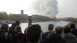 Personas observan el incendio de la catedral de Notre Dame