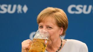 Canciller alemana Angela Merkel toma cerveza en Múnich el 28 de mayo de 2017