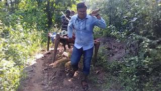 డోలీ మోస్తున్న డాక్టర్ ఓంకార్ హోతా