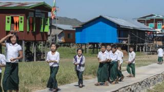 ဧရာဝတီတိုင်း အတွင်း ကုမ္မဏီ ၁၀၀ ကျော် က အခြေခံပညာကျောင်းပေါင်း ၆၀၀ကျော်ကို ပြည်တောင်စု အစိုးရဘက်ဂျက် နဲ့ဆောက်လုပ်နေတာ ဖြစ်ပါတယ် ။