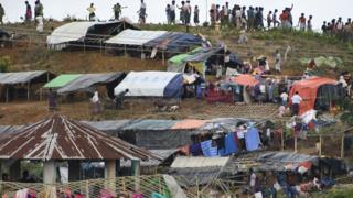 থেয়াংখালিতে অস্থায়ী বাসস্থান গড়ে তুলছেন রোহিঙ্গা শরণার্থীরা।