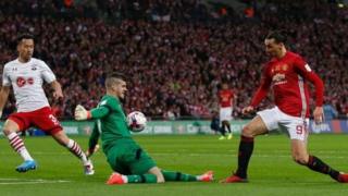 Ibrahimovic a lokacin da ya kai kora gidan Southampton