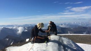 Gunhild Ninis Rosqvist проводит измерения с вершины Кебнекайза во время сильной жары