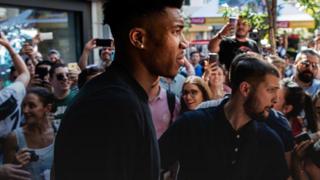 Mu minsi ishize yasubiye i Athens nk'icyamamare aho yabaye ari umwana uzunguza uducuruzwa ku mihanda mu myaka ishize