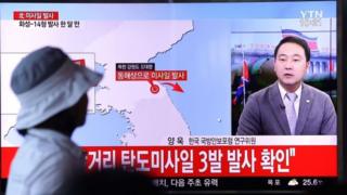 People watch a television broadcast reporting the North Korean missile launch at the Seoul Railway Station (26 August 2017)