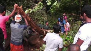 இலங்கையில் மண்சரிவு - ஒரே குடும்பத்தைச் சேர்ந்த மூவர் உயிரிழப்பு