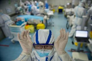 Profissional de saúde ajusta máscara em hospital de Wuhan, na China