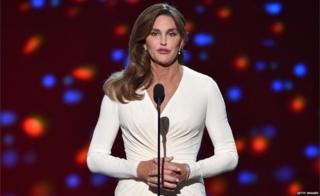 Honoree Caitlyn Jenner принимает премию Артура Эша Кураж на сцене во время ESPYS 2015 года в Microsoft Theater 15 июля 2015 года