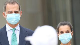 Los reyes de España con mascarilla