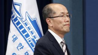 김유근 국가안보실 1차장이 22일 한일군사정보보호협정(GSOMIA·지소미아) 연장 여부 논의 결과를 발표한 뒤 단상에서 내려오고 있다