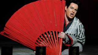 Энтони Уорлоу (R), который играет «Ко-Ко», принимает участие в репетиции 26 августа 2009 года для оперы Австралии постановка «Микадо»