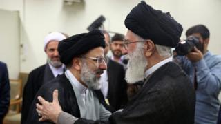 ابراهیم رئیسی ۱۴ ماه پیش با حکم آیتالله علی خامنهای به عنوان متولی نهاد پرنفوذ و ثروتمند آستان قدس رضوی معرفی شد