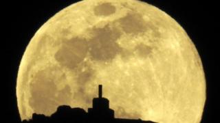 Luna llena vista en Santiago de Compostela, España