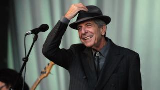 Leonard Cohen yn perfformio yng ngŵyl Glastonbury yn 2008