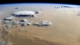 Foto de satélite de nuves no Saara