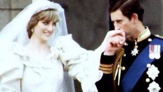 De carruajes a efusivos comentarios, los matrimonios más famosos de la realeza británica.