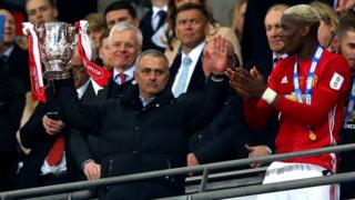 Jose Mourinho nâng cúp EFL cùng Paul Pogba ngày 26/2 tại sân Wembley