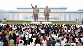 朝鮮民眾集體到平壤萬壽台拜謁金日成、金正日銅像(朝中社圖片9/9/2017)