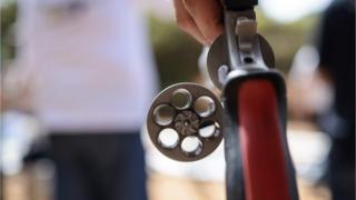 Pistola com tambor aberto