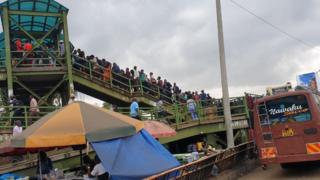 Msongamano wa watu wanaotembea kuingia katikati ya mji