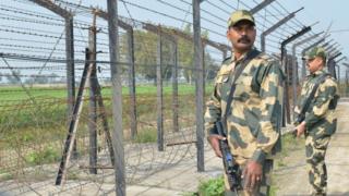 27 февраля 2019 года сотрудники индийских пограничных сил безопасности проходят вдоль забора на границе между Индией и Пакистаном на окраине Амритсара.