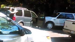 Un agente apunta hacia Keith Lamont Scott