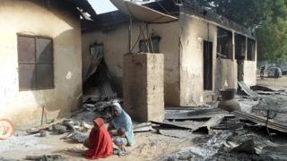 Une mère pleure la mort de son mari après une attaque de Boko Haram au village de Dalori à la périphérie de Maiduguri au nord-est du Nigéria le 31 janvier 2016