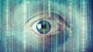 Un ojo mirando fijamente al frente