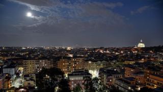 Der spektakuläre Super Pink Moon erhebt sich über Rom, Italien