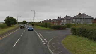 yr A5104 ger cyffordd Queensway ym Mrychdyn