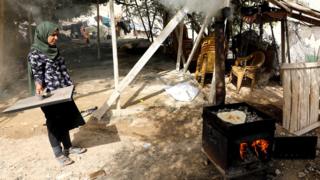 Umugore w'umu Bedouin ariko arateka icapati mu kigwati ca Khan al-Ahmar