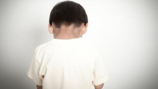 Un niño de espaldas